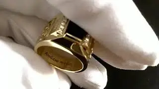 Мужской перстень из золота с черным ониксом, бриллиантами 💎 и гравировкой на шинке 