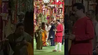 Mukesh Ambani comes out to see off his guests after Ganpati Puja at Antilia 🙏🏼 