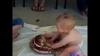 İlk doğum günü pastası! İşte pasta böyle yenir :)