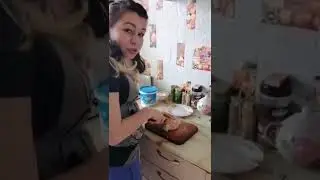 БЕЗУМНЫЙ ПАША. ИРИШКА ЧИКИ ПИКИ ГОТОВИТ САЛАТ ИЗ КРАБОВЫХ ПАЛОЧЕК. КАК РАЗ ПОД ПИВО.