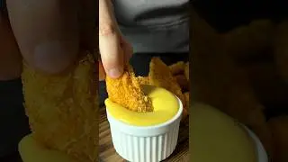 Сочные стрипсы без масла с сырным соусом