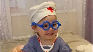 Бабушка сшила Нике костюм доктора!Играет с папой 🥰