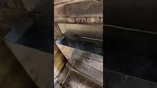 Банная печь с прямым нагревом камней и баком для горячей воды. 