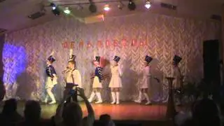 идет солдат по городу