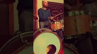 Учу двойной удар бочкой 
