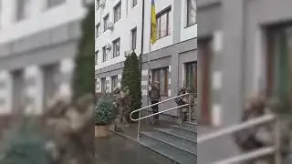Солдаты ВСУ подняли флаг Украины над отвоеванной у россиян территории Буча