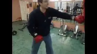 Тренируюсь в спортзале с боксёрской грушей