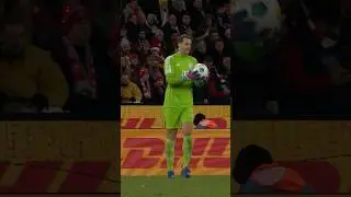 Cheeky move by Manu 👀