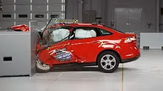 2013 Ford Focus 4-door driver-side small overlap IIHS crash test