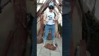 سربریدن خروس زیرپای خانم،بنت تذبح ديك تحت اقدامها،،woman slaughter rooster under feet