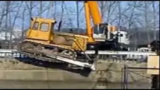 Трактор и кран.  Авария.  Кран упал в пропасть. Tractor and crane. Crane fell into the abyss.