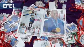 Emotivo adiós al atleta Kelvin Kiptum en Kenia en un funeral lleno de sentidos elogios