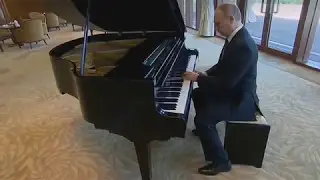 Путин играет на рояле