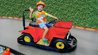 Vlad dan Niki bersenang-senang di taman bermain bertema Konstruksi untuk anak-anak