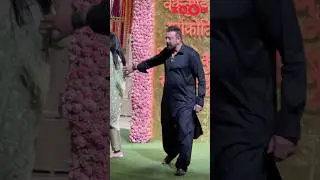 Sanjay Dutt LEAVES wife Maanayata & comes out to meet paps at Ambani’s Ganpati Puja 😱 
