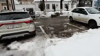 Тротуары после снегопада в Крымске. 