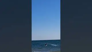 Кайтсёрфинг на пляже в феврале..Барселона