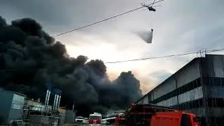 Вертолёт тушит горящий склад в Самаре