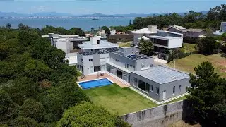 Casa em Condomínio Fechado à Poucos Metros do Mar no Cacupé