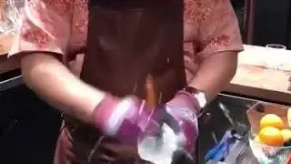 Бармен шар из льда
