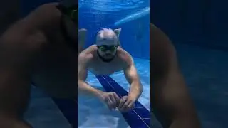 Первый раз в бассейне))) 