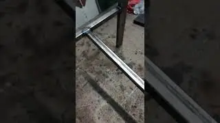 Зачищаем шов на профтрубе.