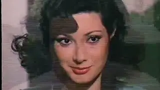 Edwige Fenech seducing everyone in a revealing green dress—“Grazie... nonna”