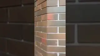Баварская кладка на эркере с белым швом на доме.