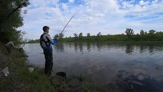 Поиграл удилищем и рыба начала клевать . Рыбалка на игру