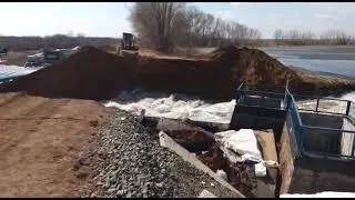 дамбу прорвало
