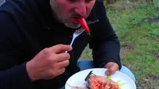 Знаменитый кулинарный блогер Георгий Кавказ готовит на камне / Georgy Kavkaz cooks on stone