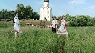 Ойся возле храма Покрова на Нерли. ДСПТК Благовест. Группа фланкировки Русская рать.