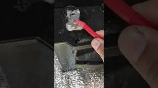 Как зажать наконечник с проводом на клеме аккумулятора?