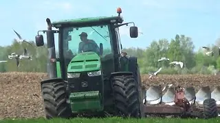 Весенняя оранка 2022: Командная работа механизаторов на тракторах John Deere 8310R