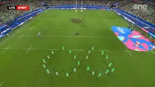 Ireland face the Haka in an 8 formation in memory of Anthony Foley