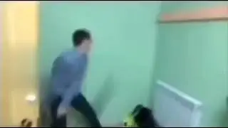 Чел рвёт штаны (оригинал мема)