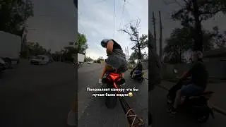 Подруга поправляет камеру, чтобы лучше было видно💪