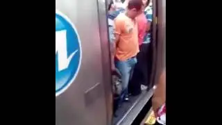 Зажал член в дверях метро