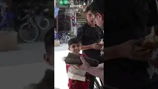 Potret Sebagian Warga Suriah Sambut Kematian Raisi dengan Bagi-bagi Kue