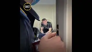 Усман Нурмагомедов прячется от камер в отделе полиции в Шереметьево.