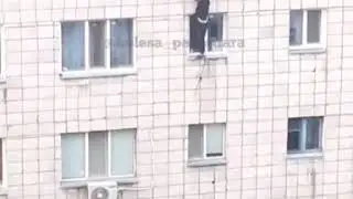 Павлодарец на проводах спустился с крыши в квартиру
