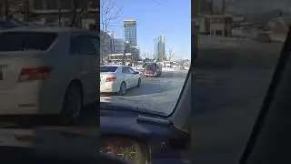 Полный пассажиров автобус полетел с ледяной горы