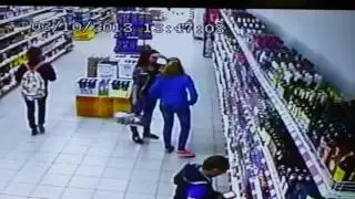 Разебашила витрину в магните в Магните!