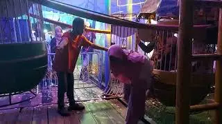 Main di pasar malam 06 naik sangkar burung