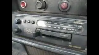 Старая автомобильная магнитола