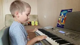 Дети играют на фортепиано. Асьмак Владислав, 6 лет