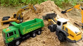 Автокран помогает машинкам в песке - машина игрушки для детей