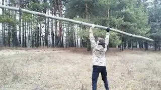 Не перевелись Богатыри на Руси поднимаем  бревна над головой.