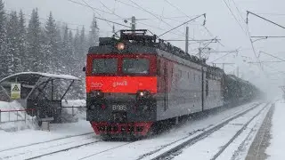 Поезда на Транссибе в снегопад с ветром.  Остановочный пункт Водораздел Красноярской жд. и обелиск.