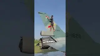 Этот парень моет F-16 как машину! 😱🤣 